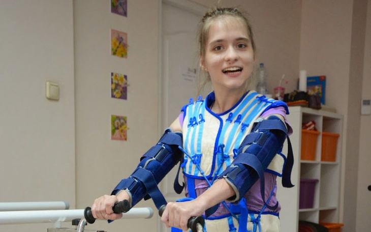 Młoda dziewczyna korzystająca z urządzenia rehabilitacyjnego.
