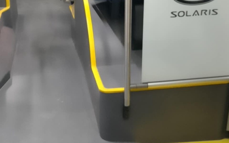 Wnętrze nowoczesnego autobusu Solaris z wyraźnymi oznaczeniami.