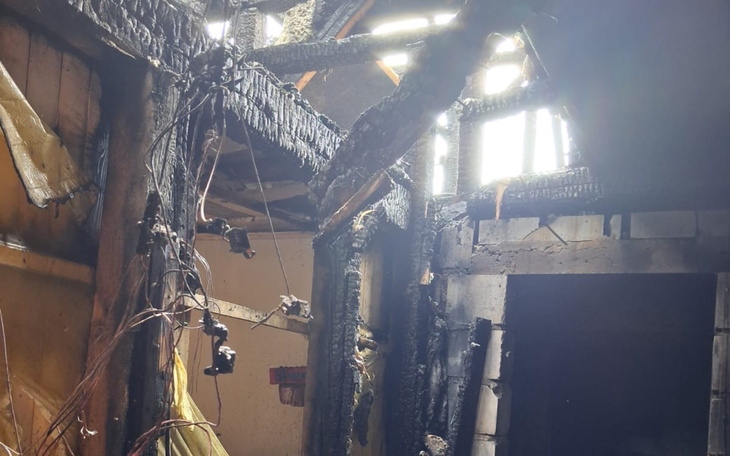 Zniszczony budynek po pożarze, widoczne ślady zniszczeń.