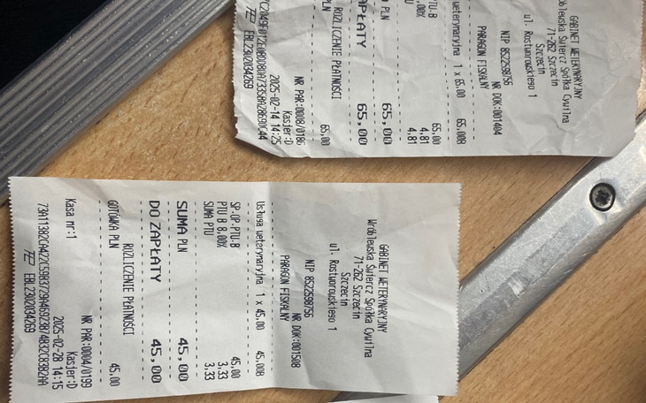 Paragon z zakupów, leżący na stole.