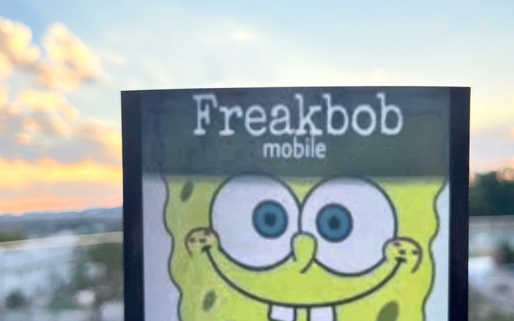 Karta z postacią przypominającą Spongeboba.