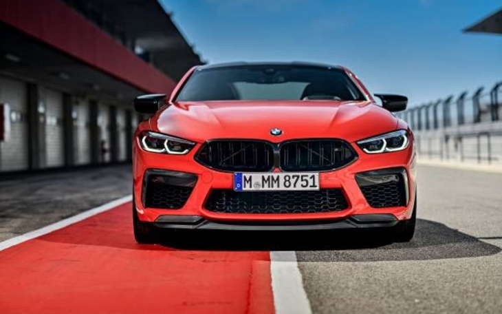 Czerwony samochód sportowy BMW na torze wyścigowym.