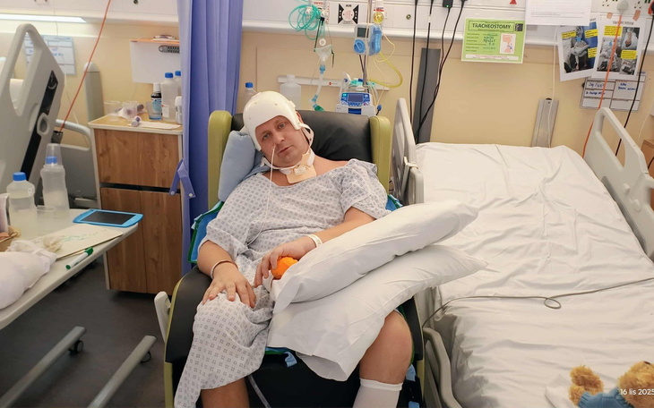 Mężczyzna w szpitalnym łóżku, z aparaturą medyczną.