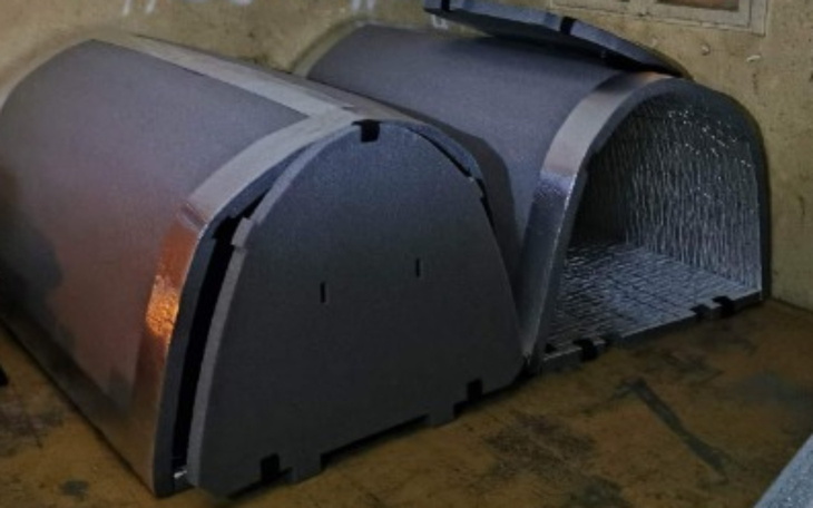 Dwa metalowe domki dla zwierząt, gotowe do użycia.