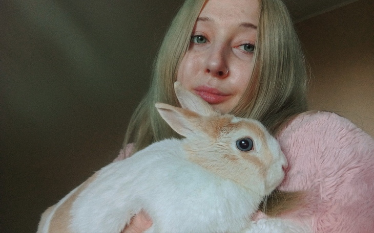 Kobieta trzymająca królika, obie wyglądają na zadowolone.