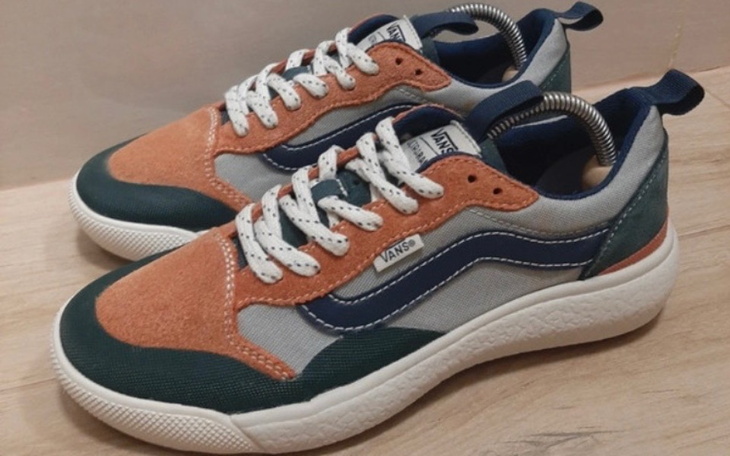 Nowe sneakersy marki Vans w kolorach zielonym i pomarańczowym.