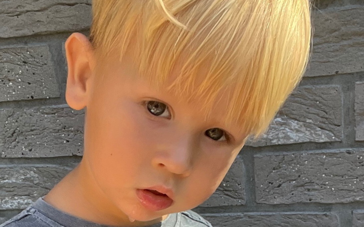 Mały chłopiec z blond włosami, patrzący w obiektyw.