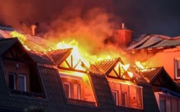 Pożar na dachu budynku, dramatyczny widok.