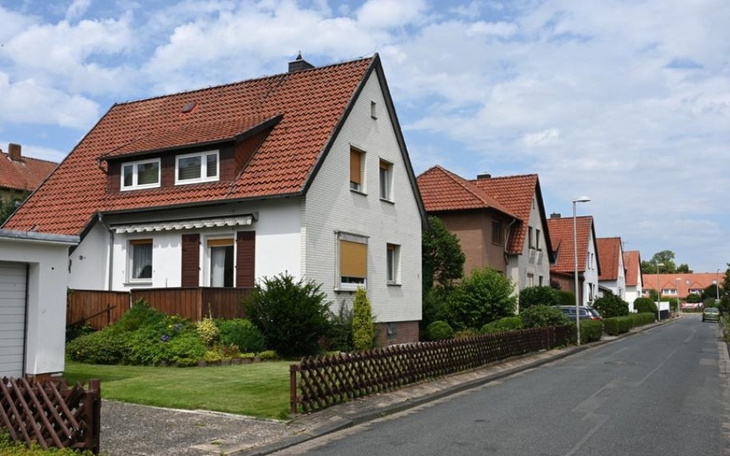 Widok na ulicę z domami w słoneczny dzień.