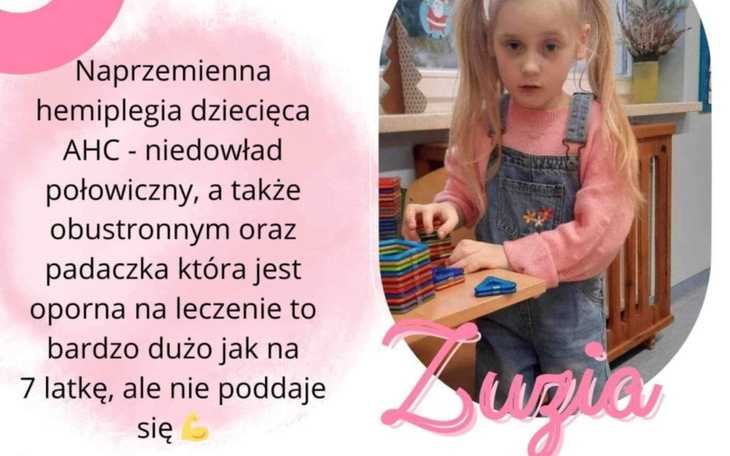 Dziecko bawiące się klockami, z informacją o chorobie.