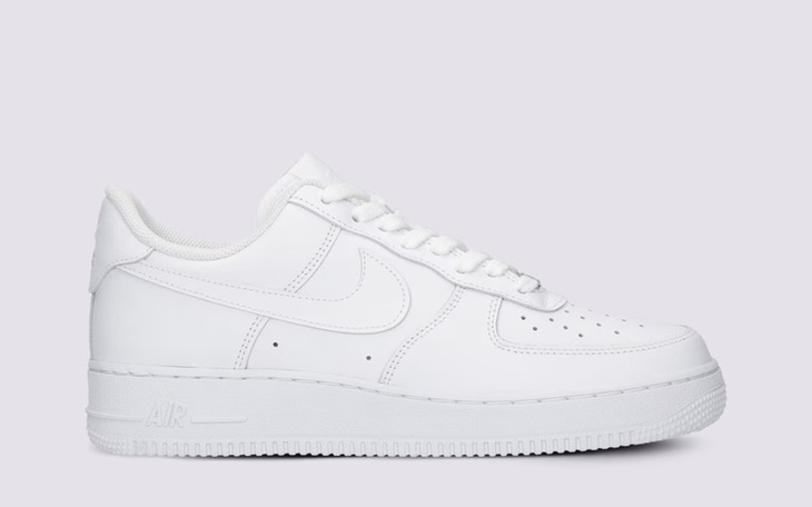 Białe buty sportowe Nike na jasnym tle.