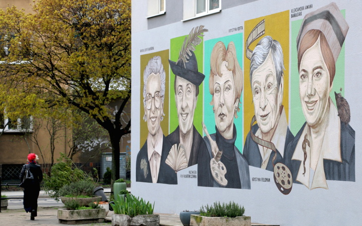 Mural przedstawiający znane kobiety w sztuce.