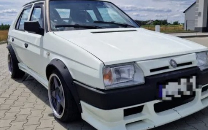 Biały samochód osobowy z charakterystycznym wyglądem.