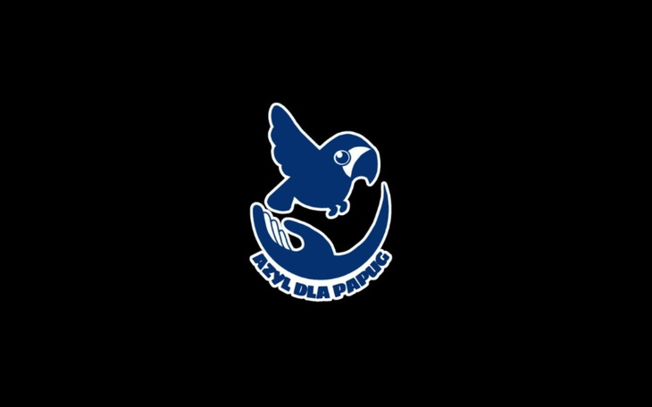 Logo organizacji z niebieską papugą na czarnym tle.