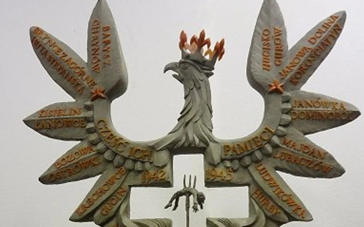 Orzeł z inskrypcjami, symbolizujący historię i pamięć.