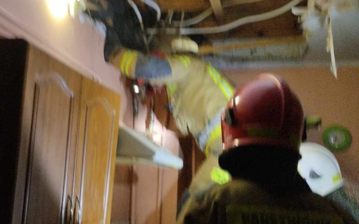 Strażak pracujący w trudnych warunkach, usuwający przeszkody.