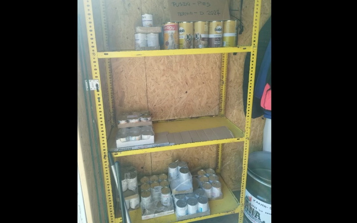 Półka z puszkami w magazynie, zorganizowane miejsce.