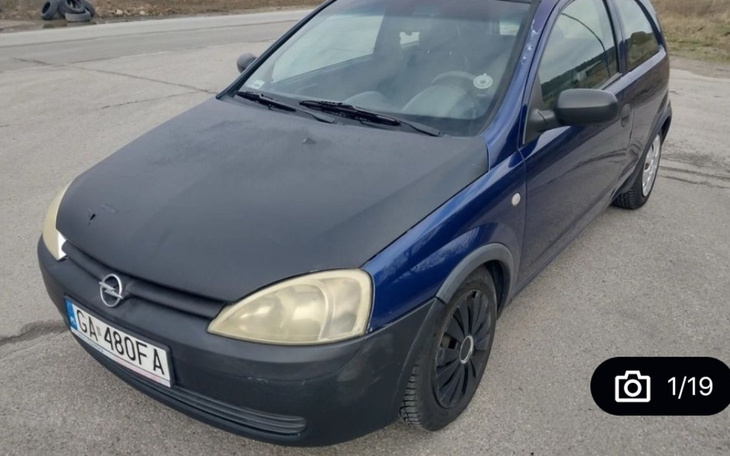 Samochód osobowy marki Opel, widok z przodu na drodze.