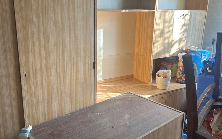 Pusty regał z meblami, w tle różne przedmioty.