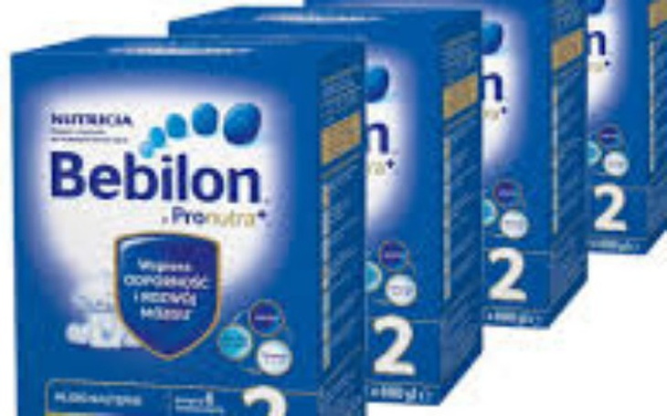 Opakowania mleka modyfikowanego Bebilon, widok na półkę.