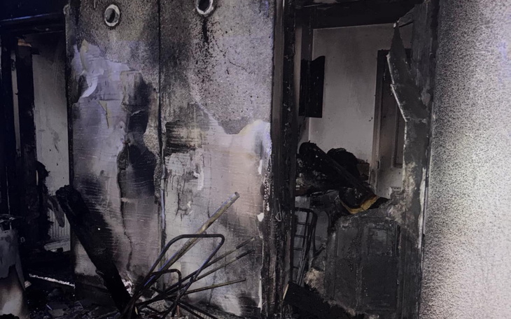 Zniszczone wnętrze po pożarze, smutny widok.