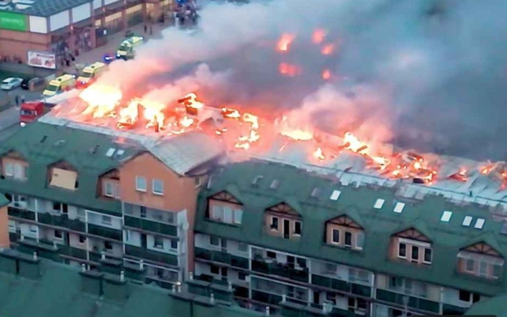Widok na pożar dachu budynku mieszkalnego.