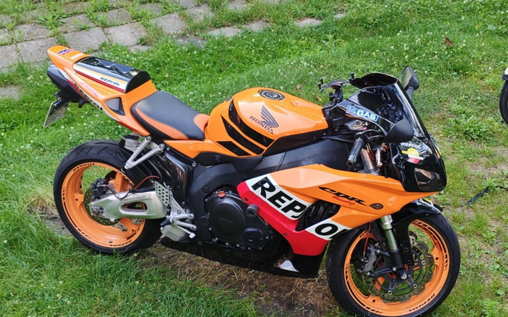 Motocykl sportowy w kolorach pomarańczowym i czarnym.