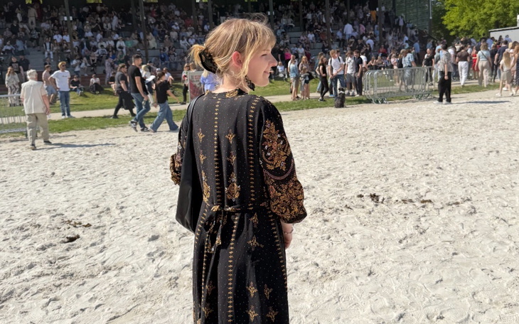 Kobieta w eleganckiej sukience na festiwalu.