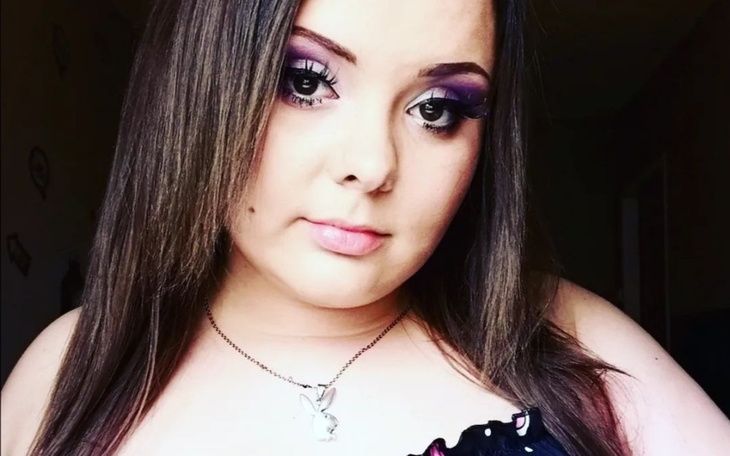 Portret dziewczyny z długimi włosami i makijażem.