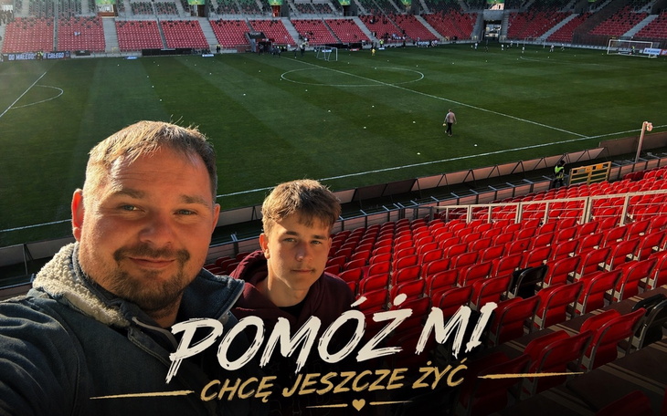 Mężczyzna z nastolatkiem na stadionie, proszący o pomoc.