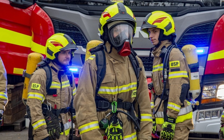 Strażacy w pełnym rynsztunku gotowi do akcji.