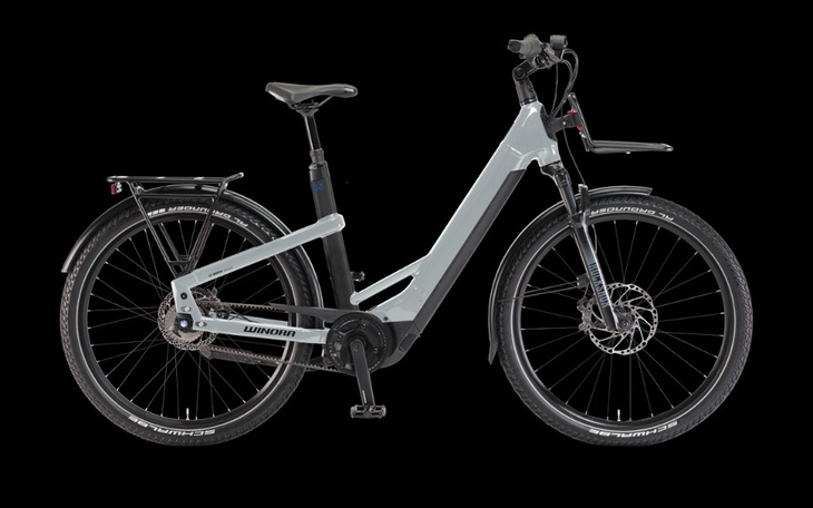 Nowoczesny rower elektryczny z pełnym wyposażeniem na czarnym tle.