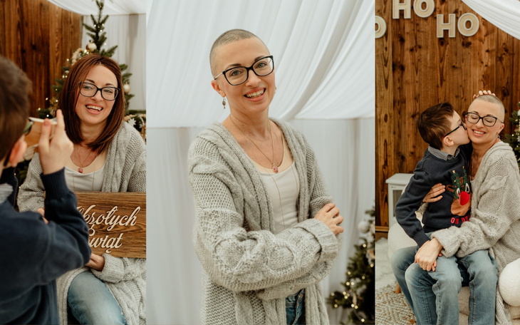 Uśmiechnięta kobieta w szarej bluzie, pozująca na tle choinki.