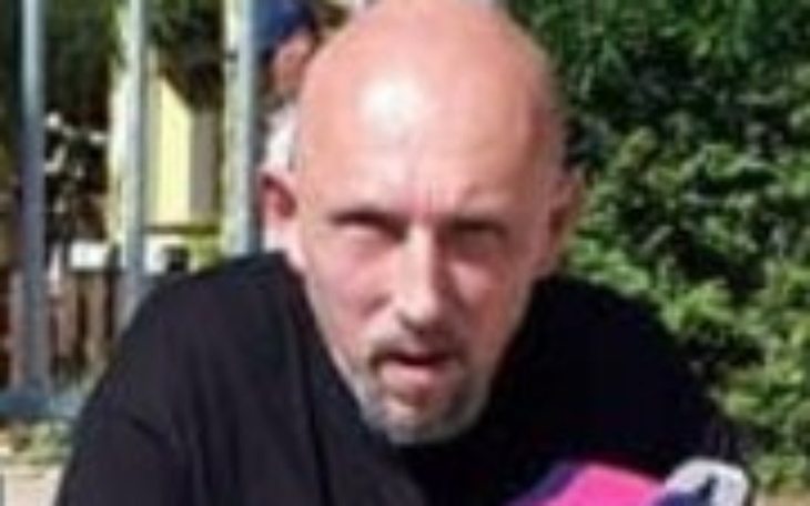 Mężczyzna z wyrazem twarzy pełnym determinacji.