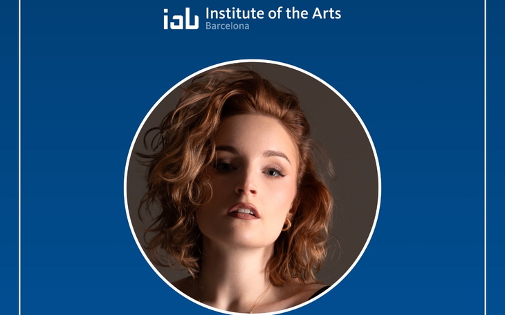 Portret młodej kobiety na tle niebieskiego tła.