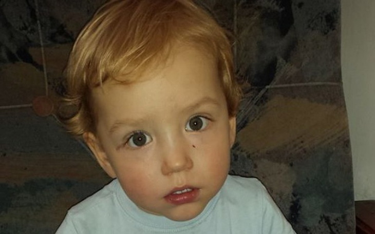 Mały chłopiec z wyrazem zdziwienia na twarzy.