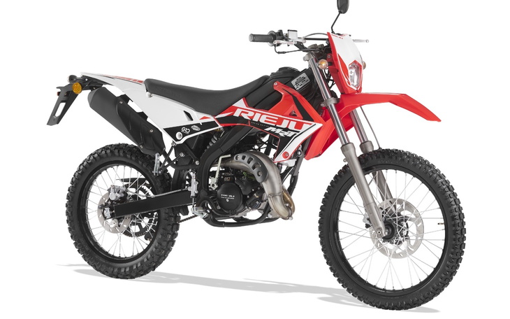 Motocykl terenowy w czerwono-białych kolorach, na białym tle.