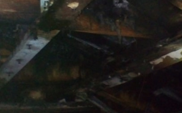 Zniszczona konstrukcja dachu, widoczne ślady po pożarze.