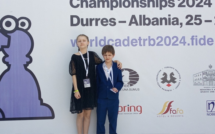 Dzieci na zawodach szachowych w Durres.