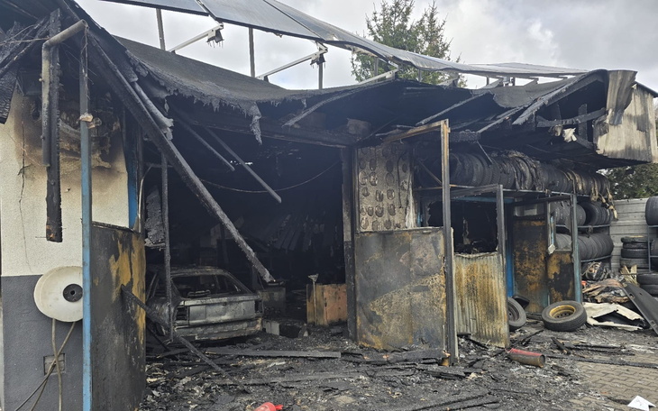 Zniszczony budynek po pożarze, z widocznymi uszkodzeniami.