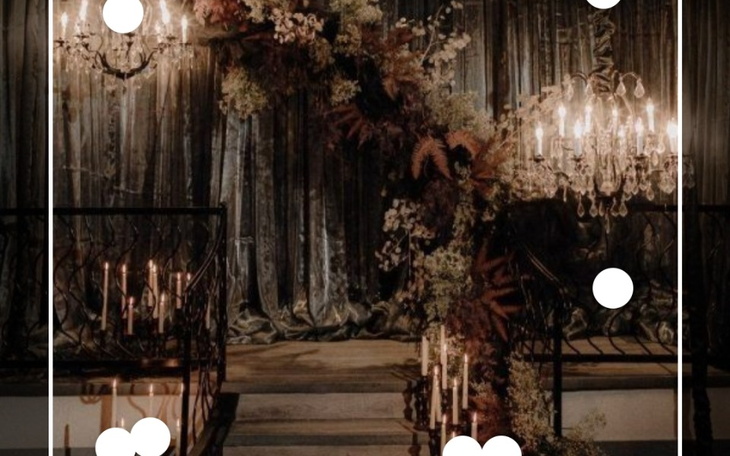 Dekoracja na scenie z kwiatami i świecami.