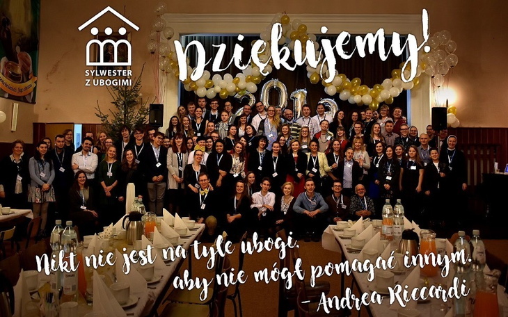 Grupa ludzi na wydarzeniu, dziękujących za wsparcie.