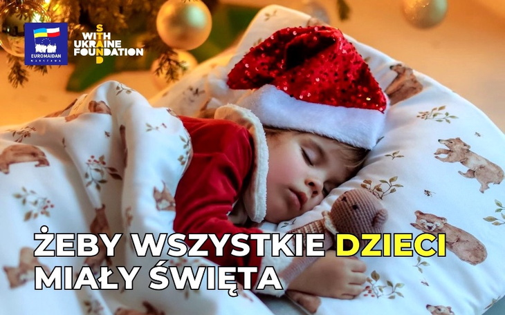 Dziecko śpi w świątecznym otoczeniu, w czapce Mikołaja.
