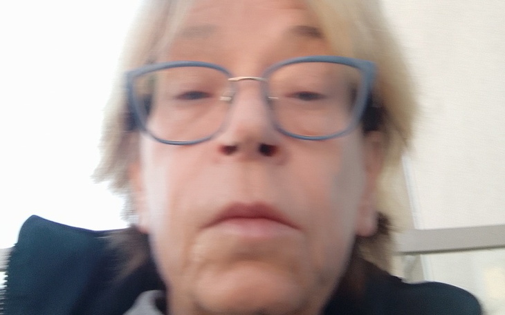 Rozmyte selfie kobiety z okularami.