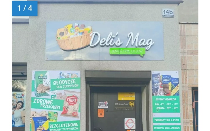 Sklep spożywczy z różnorodnymi produktami na zewnątrz.