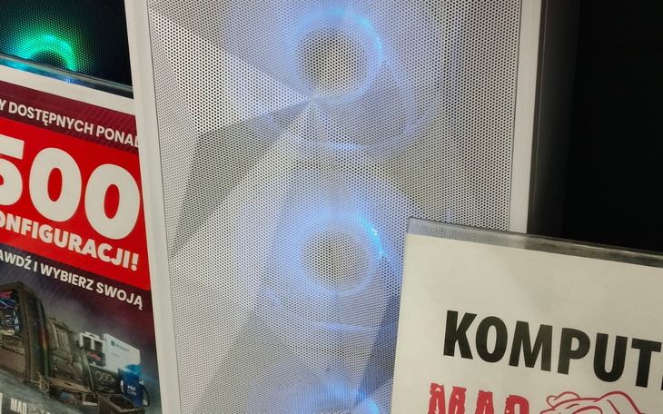 Głośnik komputerowy z niebieskim podświetleniem.