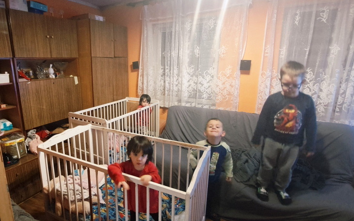 Czwórka dzieci bawiących się w pokoju.