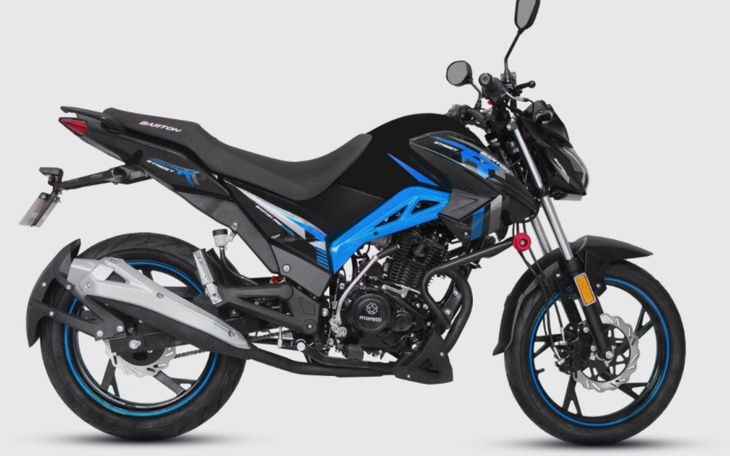 Motocykl sportowy w czarno-niebieskim kolorze.