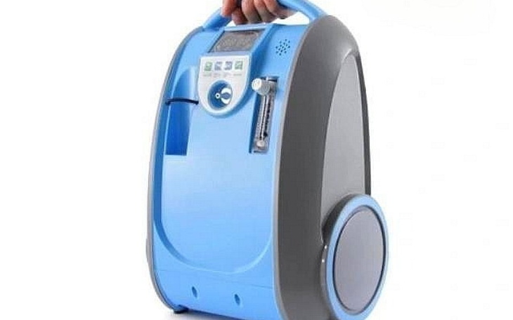 Przenośny aparat tlenowy w niebieskim kolorze.