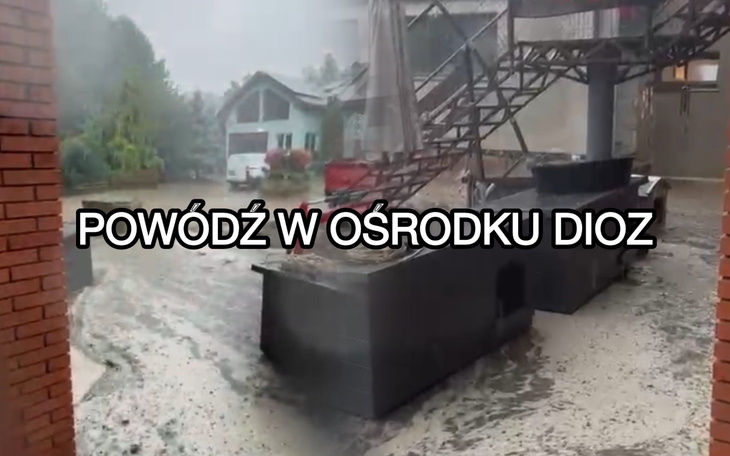 Kurtka i tylna część hulajnogi elektrycznej na chodniku